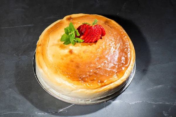 Homemade Traditional Cheesecake Fresh Mint Sliced Strawberries — Stock Photo, Image