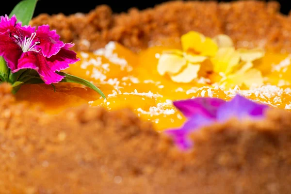 Homemade Mango Coconut Cheesecake Fresh Edible Flowers — Stock Photo, Image