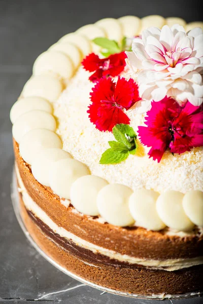 Strawberry Sponge Cake Mascarpone Cream Fresh Flowers Shredded Coconut — 스톡 사진