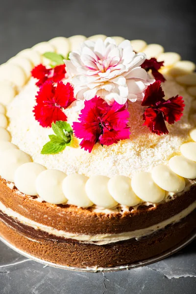 Strawberry Sponge Cake Mascarpone Cream Fresh Flowers Shredded Coconut — 스톡 사진