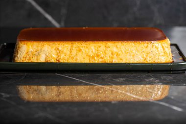 Krem karamel, flan, karamel pudingi ya da karamel muhallebisi, açık karamel soslu krema tatlısı..