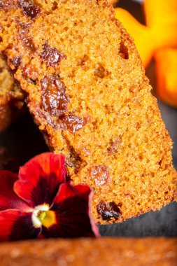 Taze ev yapımı nemli balkabağı sultanlı ekmek.