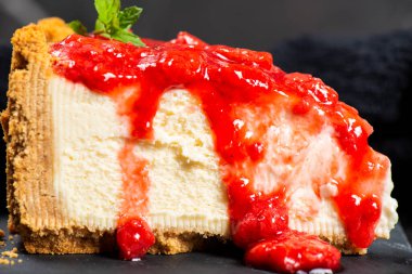 Ev yapımı taze pişmiş çilekli cheesecake 'in detaylı yakın çekimi.