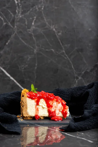 自家製の焼きたてストロベリーチーズケーキの詳細情報 — ストック写真