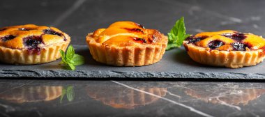 Taze yapılmış yabanmersini ve kayısılı Frangipane tartları.