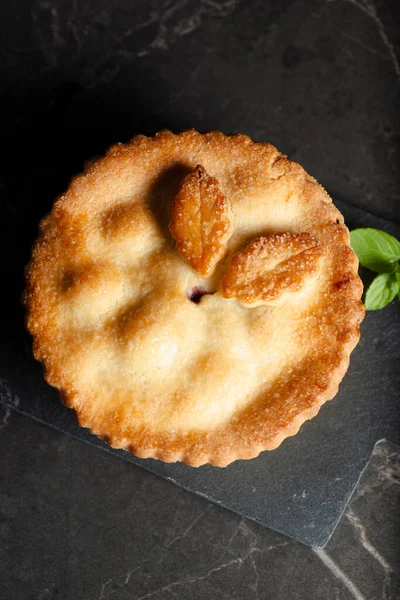 焼きたてのアップルパイとブルーベリーパイにペストリーの葉 — ストック写真