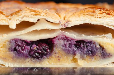 Taze pithivier, frangipan ve yaban mersinli.