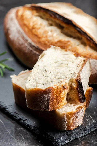 Čerstvě Upečený Křupavý Durum Rozmarýnový Chléb Dekorativním Dekorem — Stock fotografie