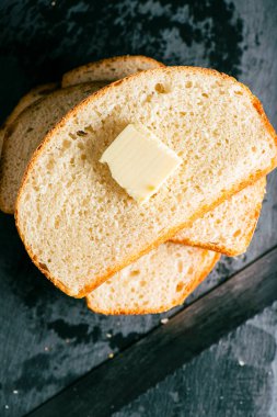 Acı de mie ince ve yumuşak kabuklu bir somun beyaz ekmektir. Çoğunlukla dilimlenmiş ve paketlenmiş olarak satılıyor. Acı Fransızcada ekmek anlamına gelir, ve la mie ekmeğin yumuşak kısmıdır, İngilizce 'de ekmek kırıntısı denir..