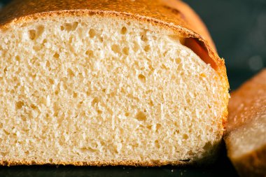 Acı de mie ince ve yumuşak kabuklu bir somun beyaz ekmektir. Çoğunlukla dilimlenmiş ve paketlenmiş olarak satılıyor. Acı Fransızcada ekmek anlamına gelir, ve la mie ekmeğin yumuşak kısmıdır, İngilizce 'de ekmek kırıntısı denir..