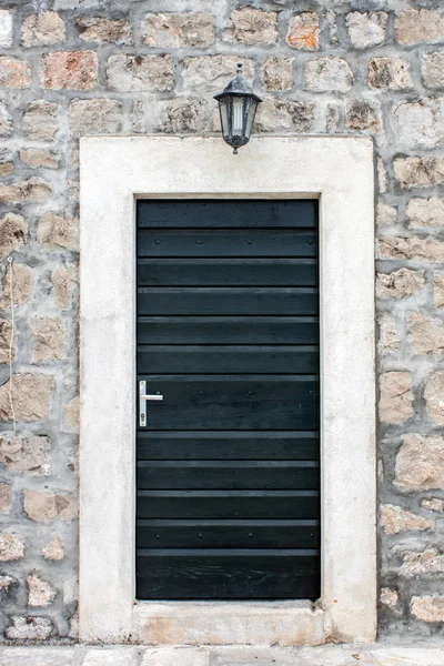 Czarne drzwi — Zdjęcie stockowe