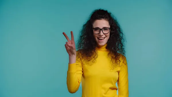 Verblüffte Junge Frau Mit Brille Zeigt Friedenszeichen Auf Blauem Grund — Stockfoto