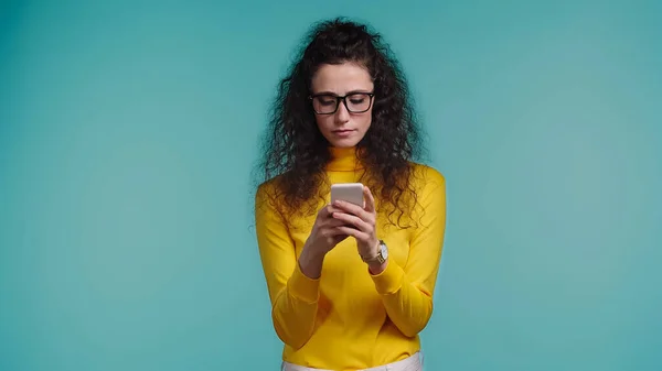 Jovem Mulher Óculos Texto Smartphone Isolado Azul — Fotografia de Stock