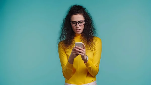 Mujer Joven Disgustado Gafas Texto Teléfono Inteligente Aislado Azul — Foto de Stock