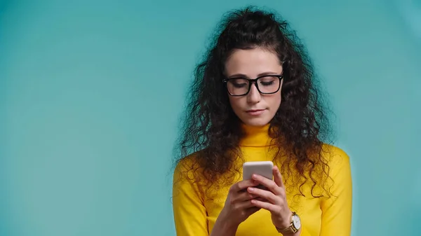 Mujer Joven Gafas Mensajería Teléfono Inteligente Aislado Azul — Foto de Stock