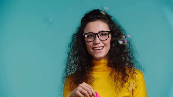 Feliz Joven Gafas Cerca Burbujas Jabón Aislado Azul — Foto de Stock