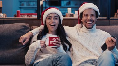 Heyecanlı Afrikalı Amerikalı çift Noel 'de film izliyor. 