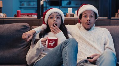 Şaşırmış Afrikalı Amerikalı çift Noel 'de film izliyor. 