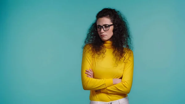 Mujer Joven Ofendida Gafas Cuello Alto Pie Con Brazos Cruzados — Foto de Stock