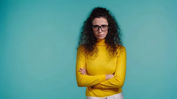 Mujer Joven Frustrada Gafas Cuello Alto Pie Con Brazos Cruzados — Foto de Stock