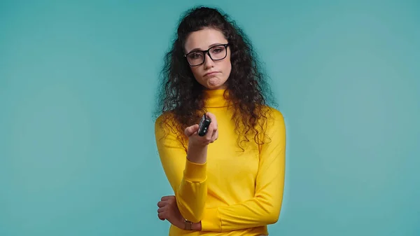 Ontevreden Vrouw Met Afstandsbediening Klikkanalen Geïsoleerd Blauw — Stockfoto