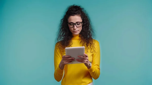 Jovem Mulher Encaracolado Óculos Usando Tablet Digital Isolado Azul — Fotografia de Stock