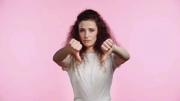 Ontevreden Jonge Vrouw Tonen Duimen Naar Beneden Geïsoleerd Roze — Stockfoto