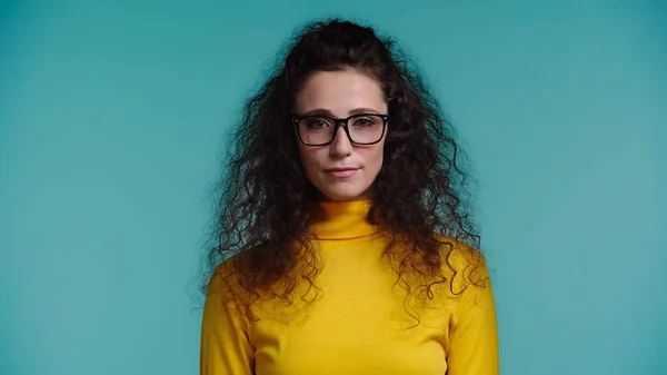 Mujer Joven Cuello Alto Amarillo Gafas Mirando Cámara Aislada Azul —  Fotos de Stock