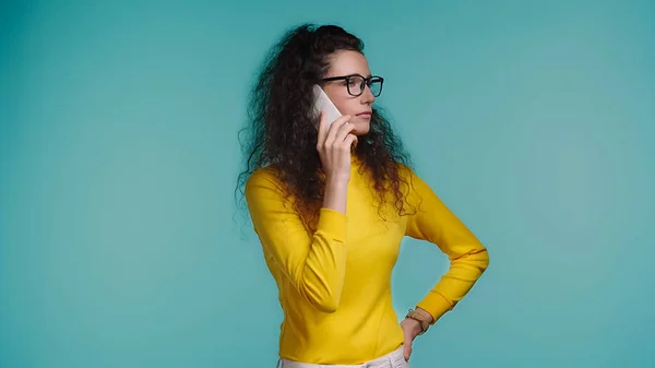 Mujer Joven Gafas Hablando Teléfono Inteligente Aislado Azul —  Fotos de Stock