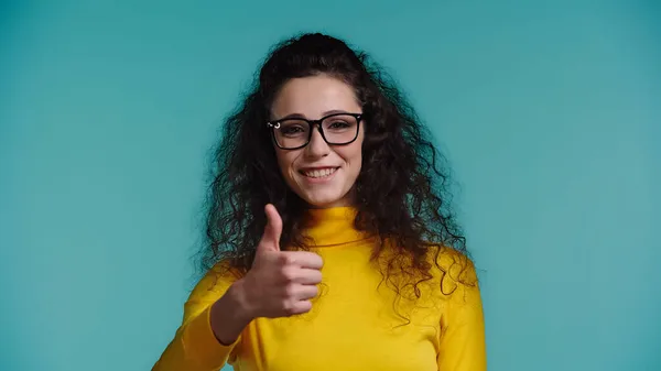 Jovem Mulher Óculos Sorrindo Enquanto Mostra Polegar Isolado Azul — Fotografia de Stock