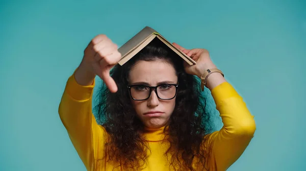 Mulher Triste Com Livro Cabeça Mostrando Aversão Isolado Azul — Fotografia de Stock