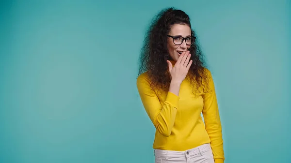 Schüchterne Junge Frau Bedeckt Mund Isoliert Auf Blau — Stockfoto