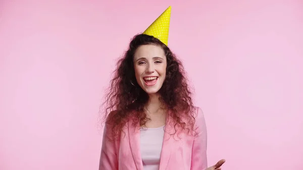 Έκπληκτη Νεαρή Σγουρή Γυναίκα Καπέλο Κόμμα Συγχαίροντας Γενέθλια Απομονώνονται Ροζ — Φωτογραφία Αρχείου