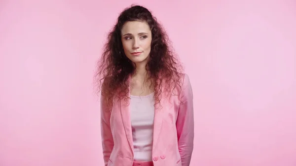 Morena Encaracolado Jovem Mulher Olhando Para Longe Isolado Rosa — Fotografia de Stock