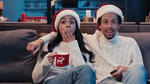 Verbaasd Afrikaanse Amerikaanse Paar Kijken Film Kerst — Stockfoto