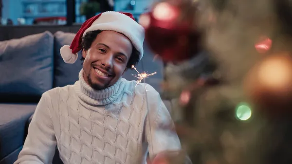 Afrikaans Amerikaanse Man Met Sterretje Buurt Wazig Kerstboom — Stockfoto