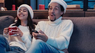 Genç Afro-Amerikan erkek ve kadın Noel 'de komedi filmi izliyor. 