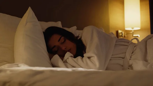 Pandangan Permukaan Wanita Muda Tidur Tempat Tidur Hotel Malam Hari — Stok Foto