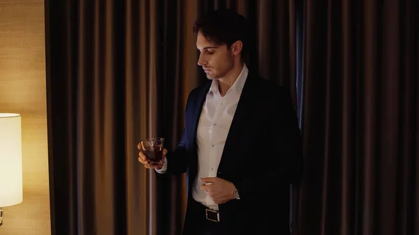 Hombre Negocios Confiado Sosteniendo Vaso Whisky Habitación Del Hotel — Foto de Stock