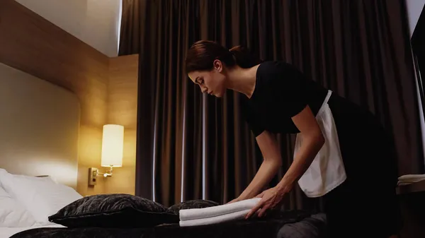 Young Maid Putting Fresh White Towels Bed Hotel Room — Stock Photo, Image