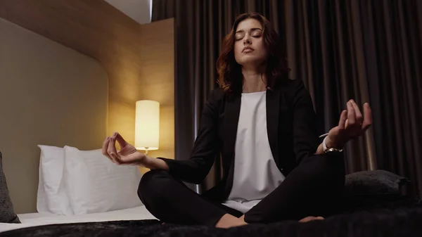 Young Businesswoman Meditating Lotus Pose Hotel Room — Stock Photo, Image