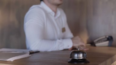 Otel resepsiyonistinin kırpılmış manzarası.