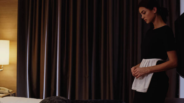 Jong Dienstmeisje Uniform Staan Buurt Van Bed Hotelkamer — Stockfoto