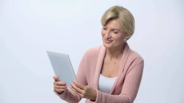 快乐的中年妇女看着白色隔离的数码平板电脑 — 图库照片