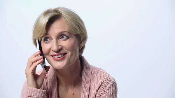 Pozytywny Średnim Wieku Kobieta Dzwoni Przez Telefon Komórkowy Odizolowany Biały — Zdjęcie stockowe