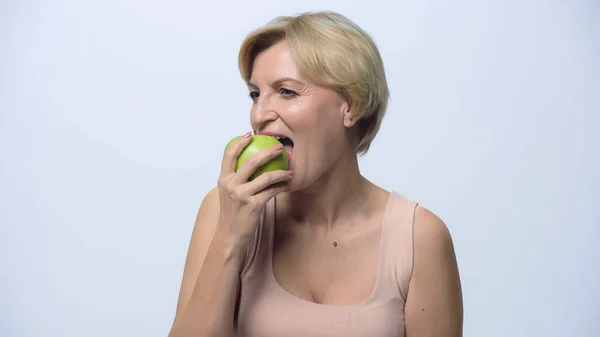 Wanita Paruh Baya Pirang Makan Apel Matang Terisolasi Atas Putih — Stok Foto