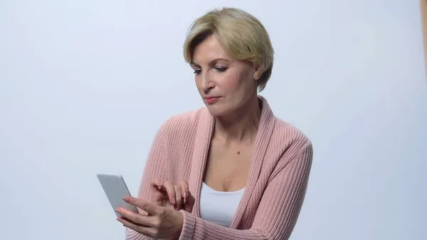 Blondynka Średnim Wieku Kobieta Pomocą Telefonu Komórkowego Odizolowany Biały — Zdjęcie stockowe