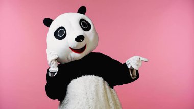 Mutlu panda kostümlü insan pembe üzerinde parmak göstererek 