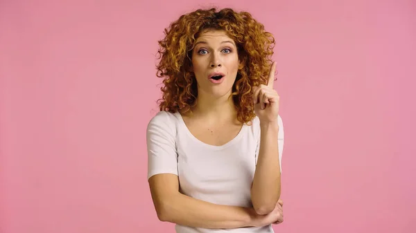 Amazed Redhead Woman Open Mouth Showing Idea Sign Isolated Pink — Stockfoto