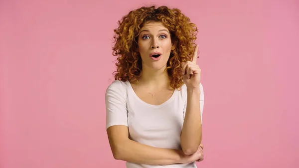 Amazed Redhead Woman Open Mouth Showing Idea Sign Isolated Pink — Fotografia de Stock